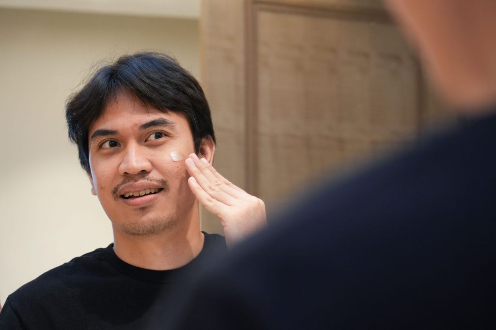 8 Rekomendasi Sunscreen untuk Cowok Ini Ringan dan Nggak Lengket!