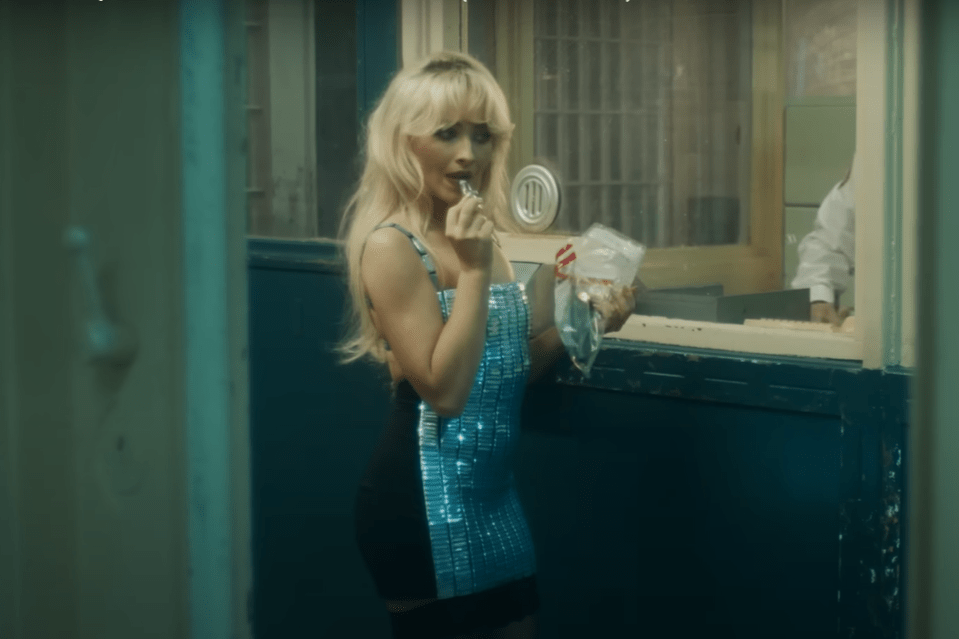 Bikin Salfok! Ini Lip Balm yang Dipakai Sabrina Carpenter di MV ‘Please Please&nbsp;Please’!